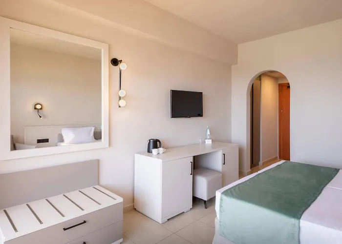 Sol Cosmopolitan Rhodes فندق إكْسِيا